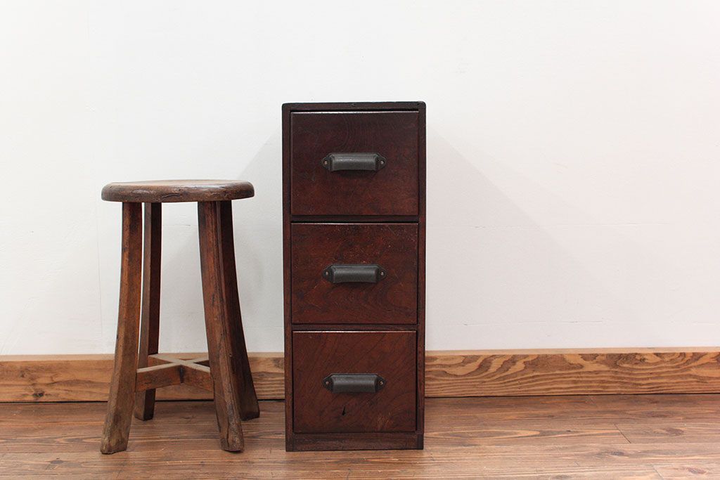 アンティーク家具　アンティーク 珍しいデザインの前面欅材の三段小引き出し