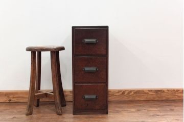アンティーク家具　アンティーク 珍しいデザインの前面欅材の三段小引き出し