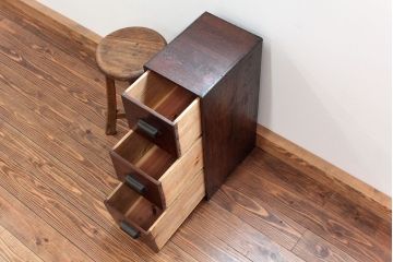 アンティーク家具　アンティーク 珍しいデザインの前面欅材の三段小引き出し
