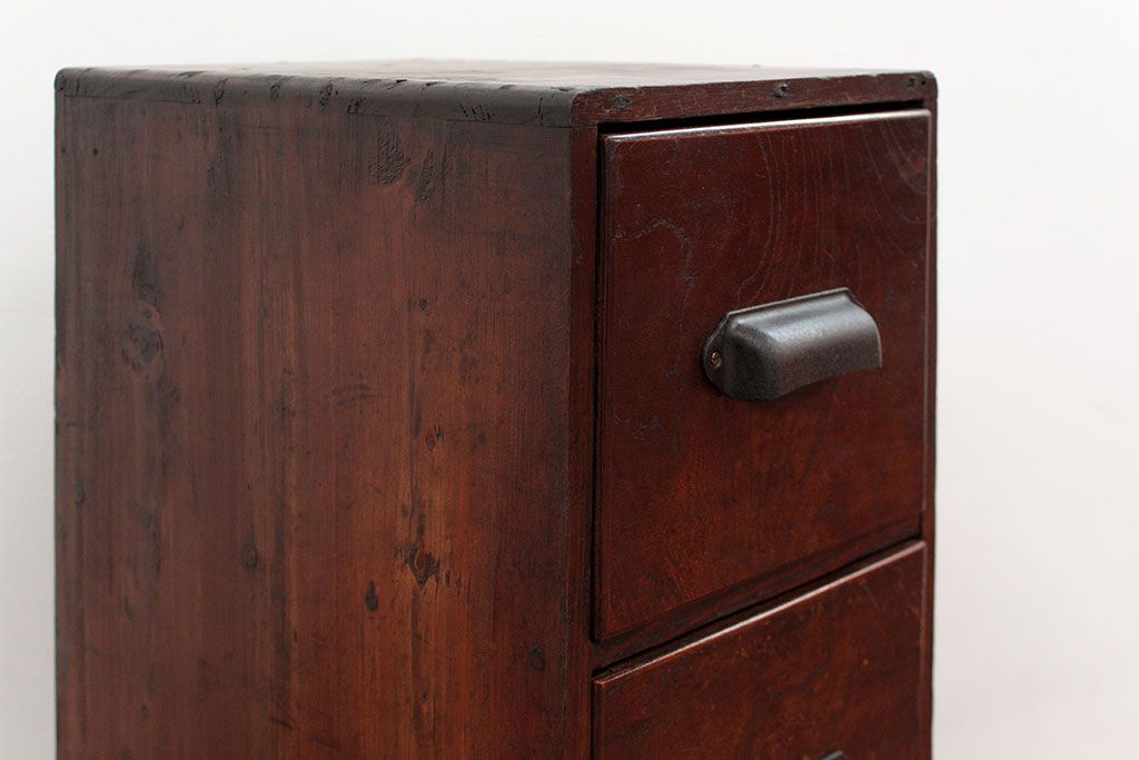 アンティーク家具　アンティーク 珍しいデザインの前面欅材の三段小引き出し