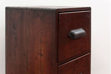 アンティーク家具　アンティーク 珍しいデザインの前面欅材の三段小引き出し