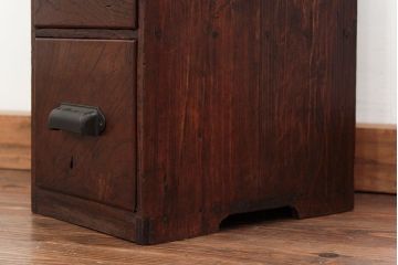 アンティーク家具　アンティーク 珍しいデザインの前面欅材の三段小引き出し