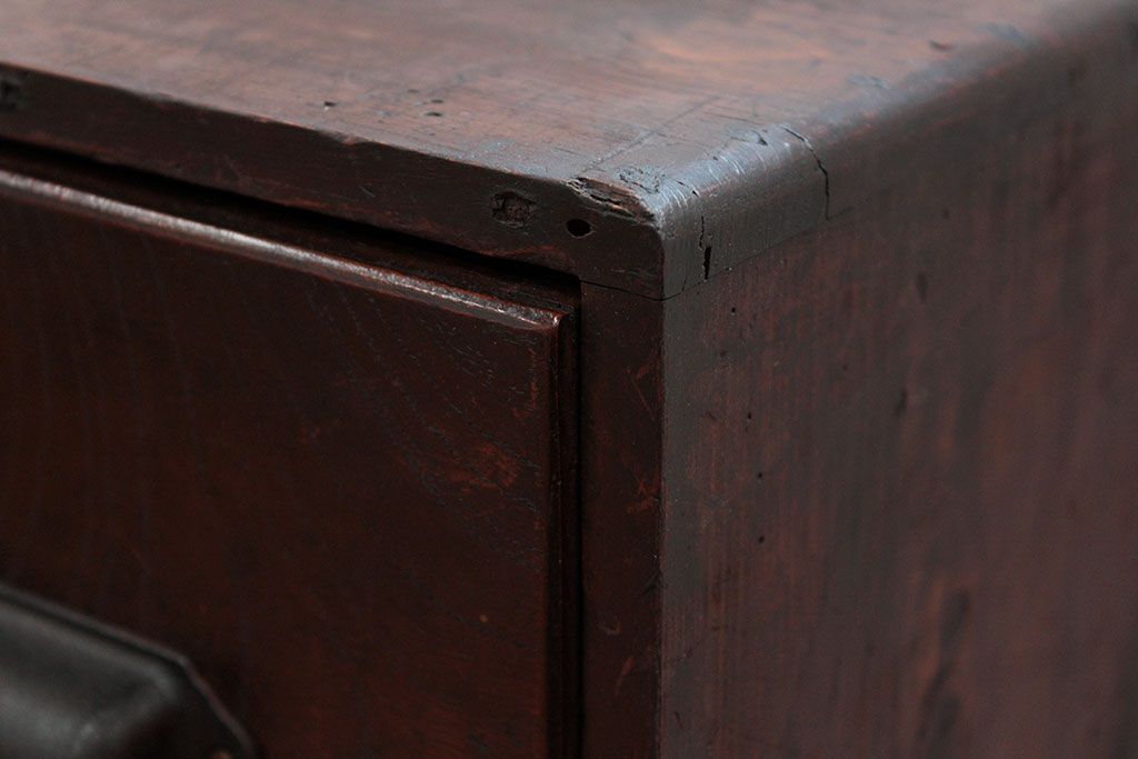 アンティーク家具　アンティーク 珍しいデザインの前面欅材の三段小引き出し