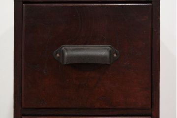 アンティーク家具　アンティーク 珍しいデザインの前面欅材の三段小引き出し