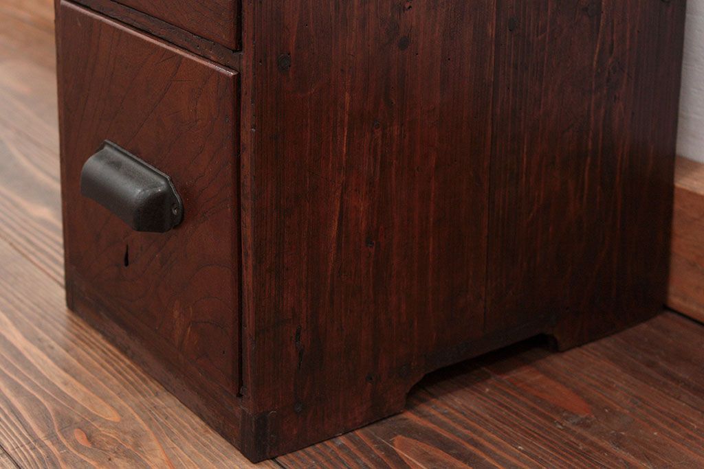 アンティーク家具　アンティーク 珍しいデザインの前面欅材の三段小引き出し