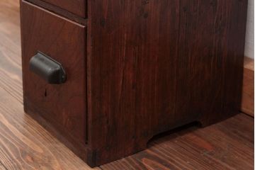 アンティーク家具　アンティーク 珍しいデザインの前面欅材の三段小引き出し