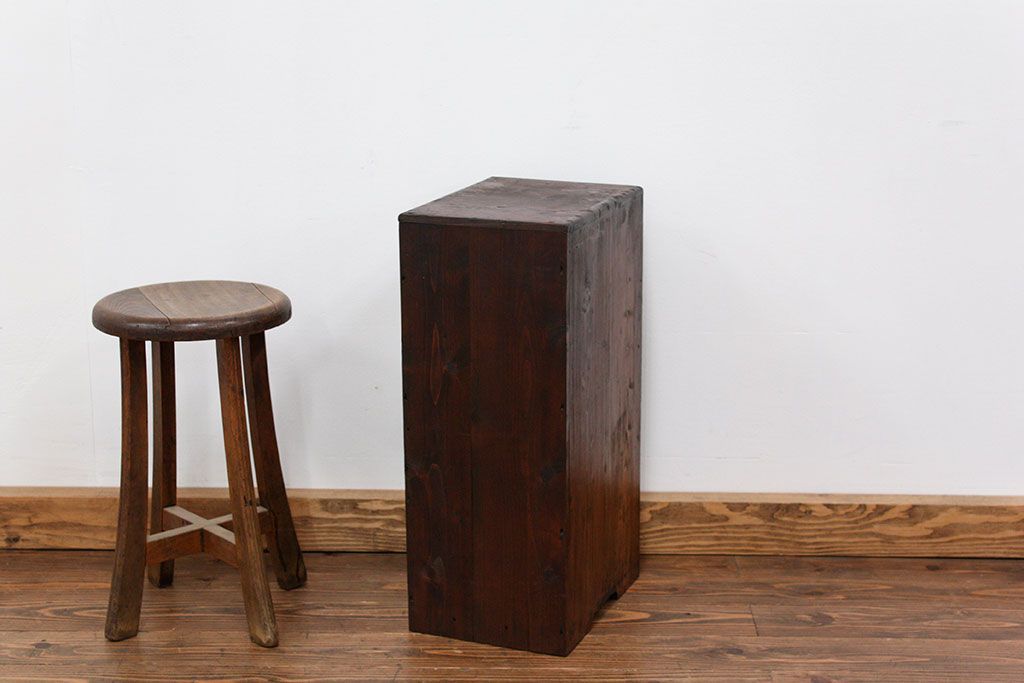 アンティーク家具　アンティーク 珍しいデザインの前面欅材の三段小引き出し