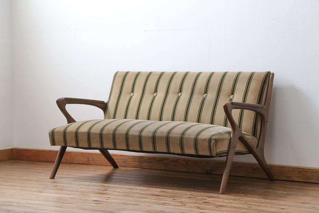 ✦1960-1970✦ 昭和レトロ 木製脚 ミッドセンチュリー ２人掛けソファー ✦1960-1970✦ 昭和レトロ 木製脚 ミッドセンチュリー 2人掛け