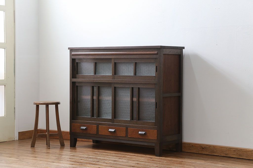 レトロ家具　アンティーク レトロな脚付きサイドキャビネット(食器棚、収納棚)