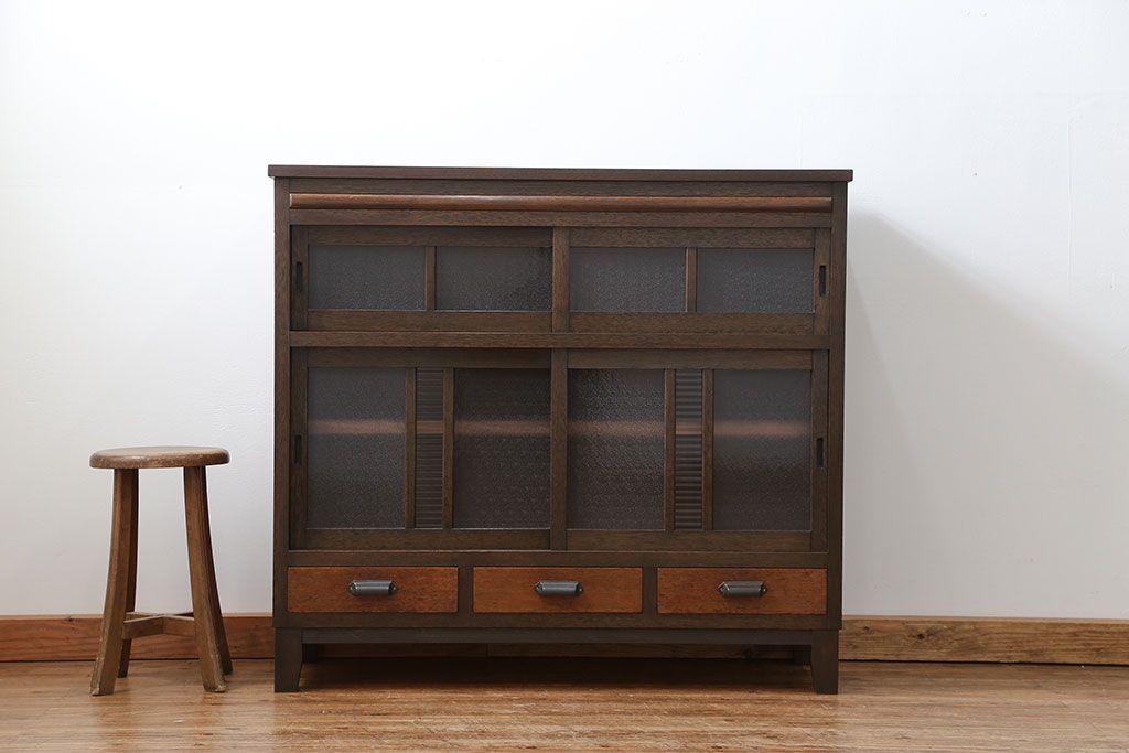 レトロ家具　アンティーク レトロな脚付きサイドキャビネット(食器棚、収納棚)