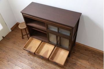 レトロ家具　アンティーク レトロな脚付きサイドキャビネット(食器棚、収納棚)