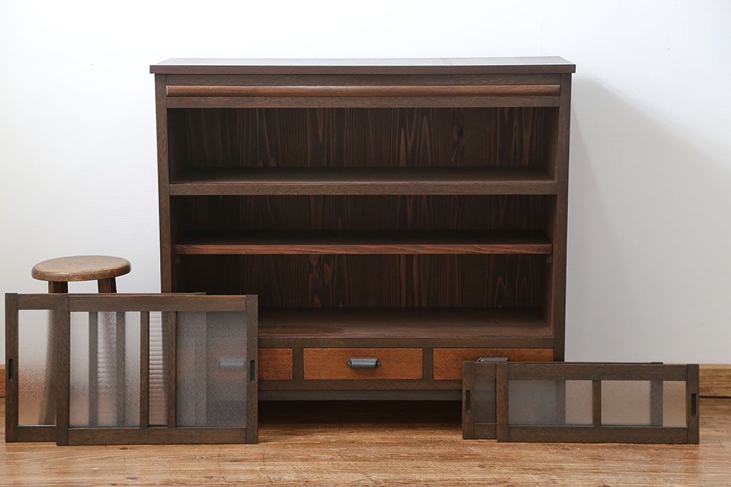 レトロ家具　アンティーク レトロな脚付きサイドキャビネット(食器棚、収納棚)