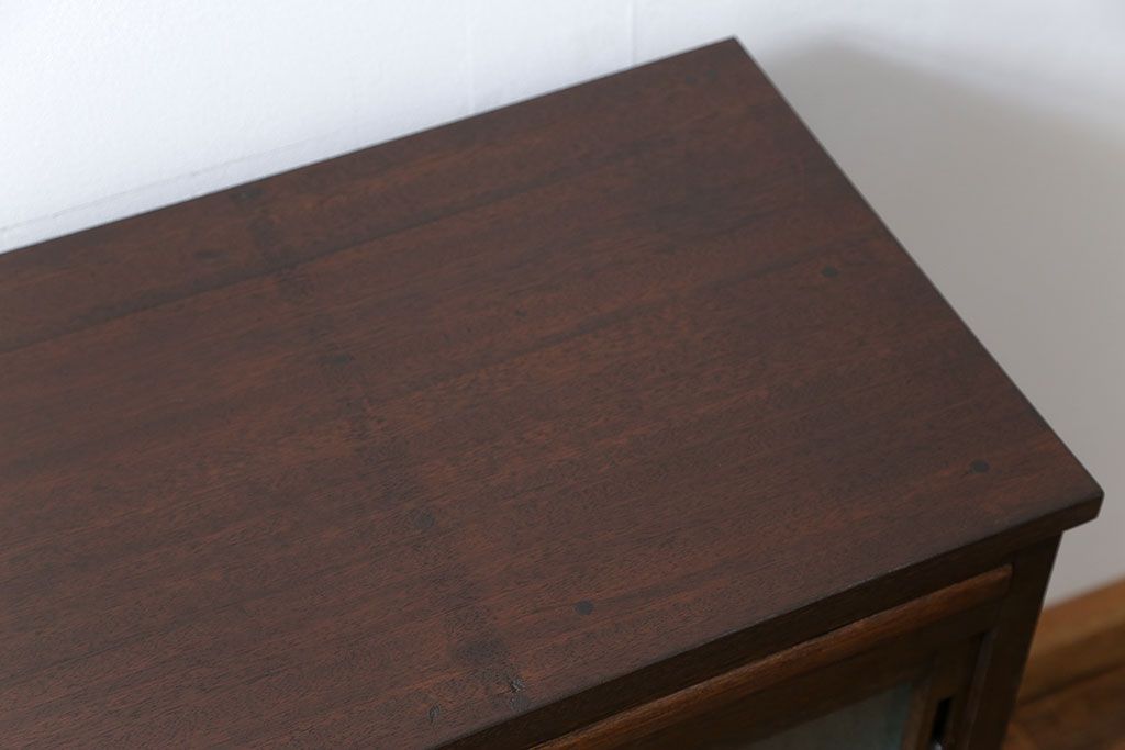 レトロ家具　アンティーク レトロな脚付きサイドキャビネット(食器棚、収納棚)