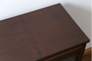 レトロ家具　アンティーク レトロな脚付きサイドキャビネット(食器棚、収納棚)