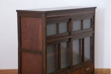 レトロ家具　アンティーク レトロな脚付きサイドキャビネット(食器棚、収納棚)