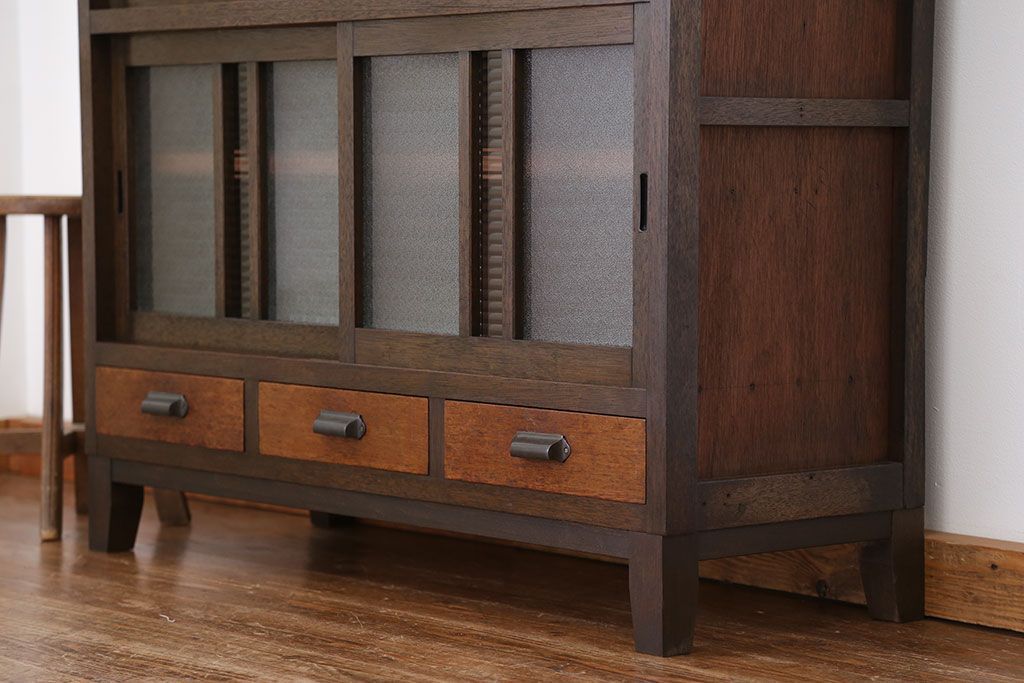 レトロ家具　アンティーク レトロな脚付きサイドキャビネット(食器棚、収納棚)