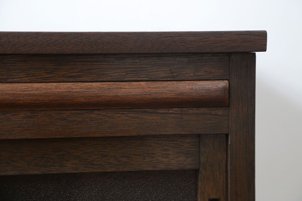 レトロ家具　アンティーク レトロな脚付きサイドキャビネット(食器棚、収納棚)