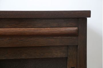 レトロ家具　アンティーク レトロな脚付きサイドキャビネット(食器棚、収納棚)