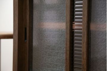 レトロ家具　アンティーク レトロな脚付きサイドキャビネット(食器棚、収納棚)