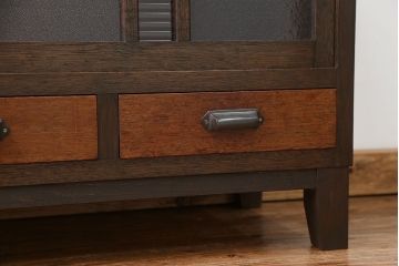 レトロ家具　アンティーク レトロな脚付きサイドキャビネット(食器棚、収納棚)