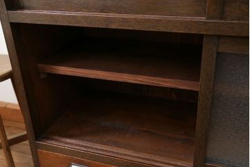 レトロ家具　アンティーク レトロな脚付きサイドキャビネット(食器棚、収納棚)