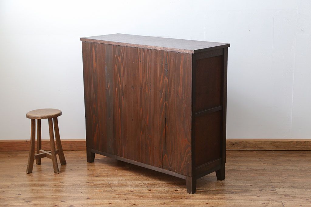 レトロ家具　アンティーク レトロな脚付きサイドキャビネット(食器棚、収納棚)