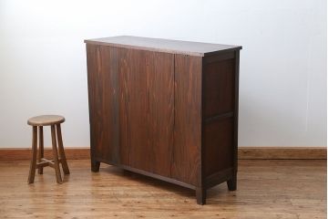 レトロ家具　アンティーク レトロな脚付きサイドキャビネット(食器棚、収納棚)