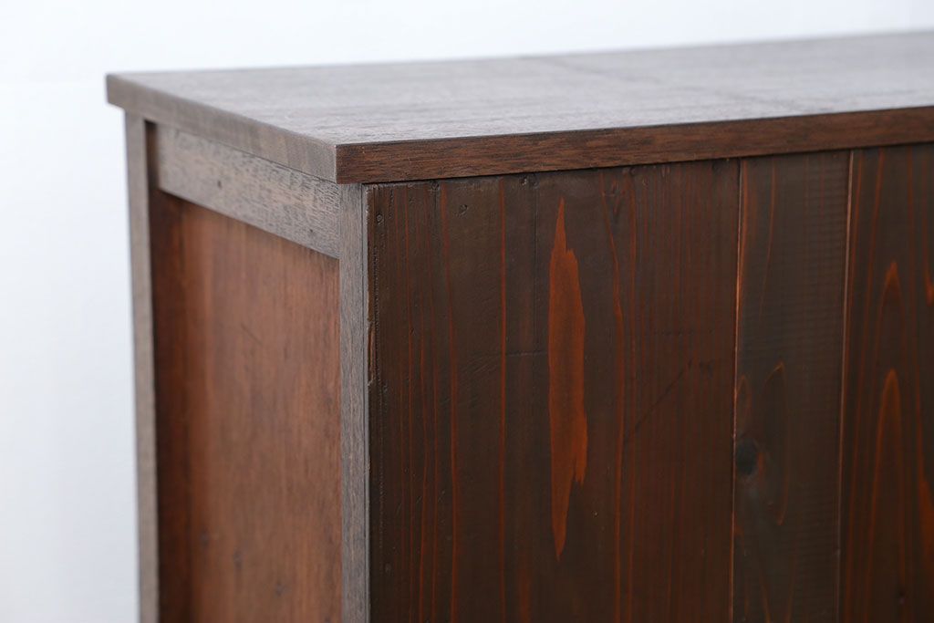 レトロ家具　アンティーク レトロな脚付きサイドキャビネット(食器棚、収納棚)