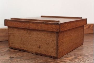 アンティーク雑貨　アンティーク 古いナラ材!しっかりとした木箱(小物入れ、収納棚)