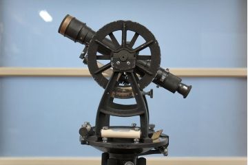 アンティーク雑貨　古い服部 トーコー トランシット(測量機)三脚付き