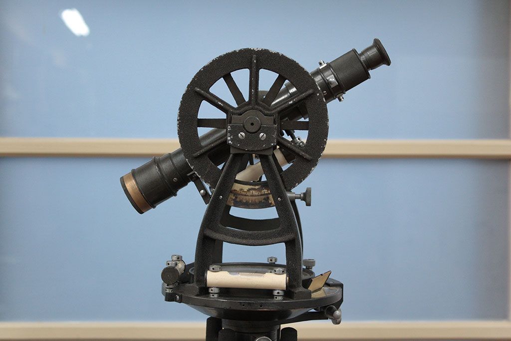 アンティーク雑貨　古い服部 トーコー トランシット(測量機)三脚付き