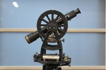 アンティーク雑貨　古い服部 トーコー トランシット(測量機)三脚付き