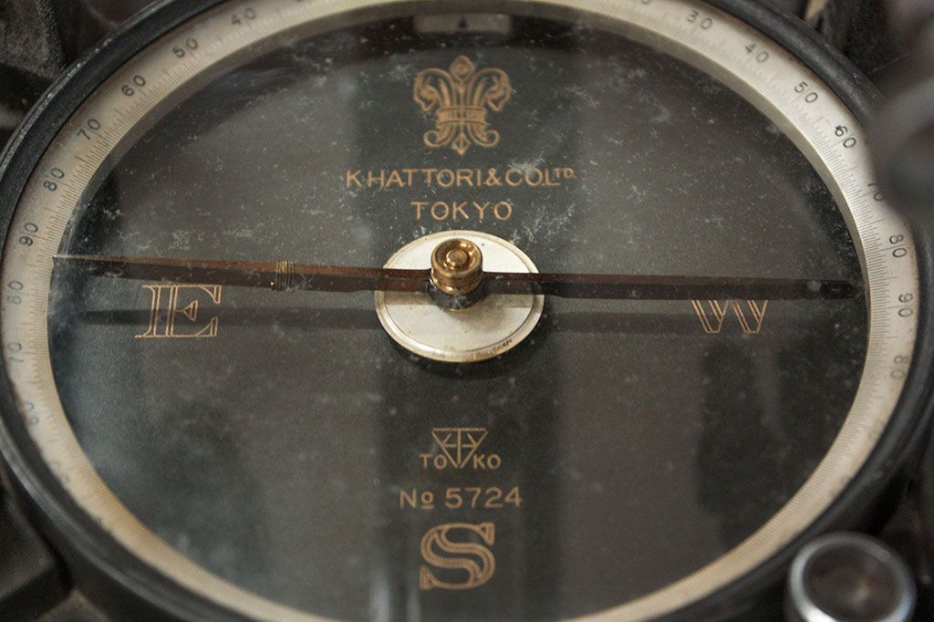 アンティーク雑貨　古い服部 トーコー トランシット(測量機)三脚付き