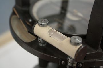 アンティーク雑貨　古い服部 トーコー トランシット(測量機)三脚付き