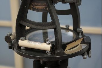 アンティーク雑貨　古い服部 トーコー トランシット(測量機)三脚付き