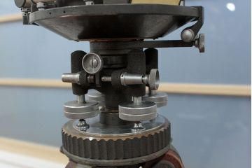 アンティーク雑貨　古い服部 トーコー トランシット(測量機)三脚付き