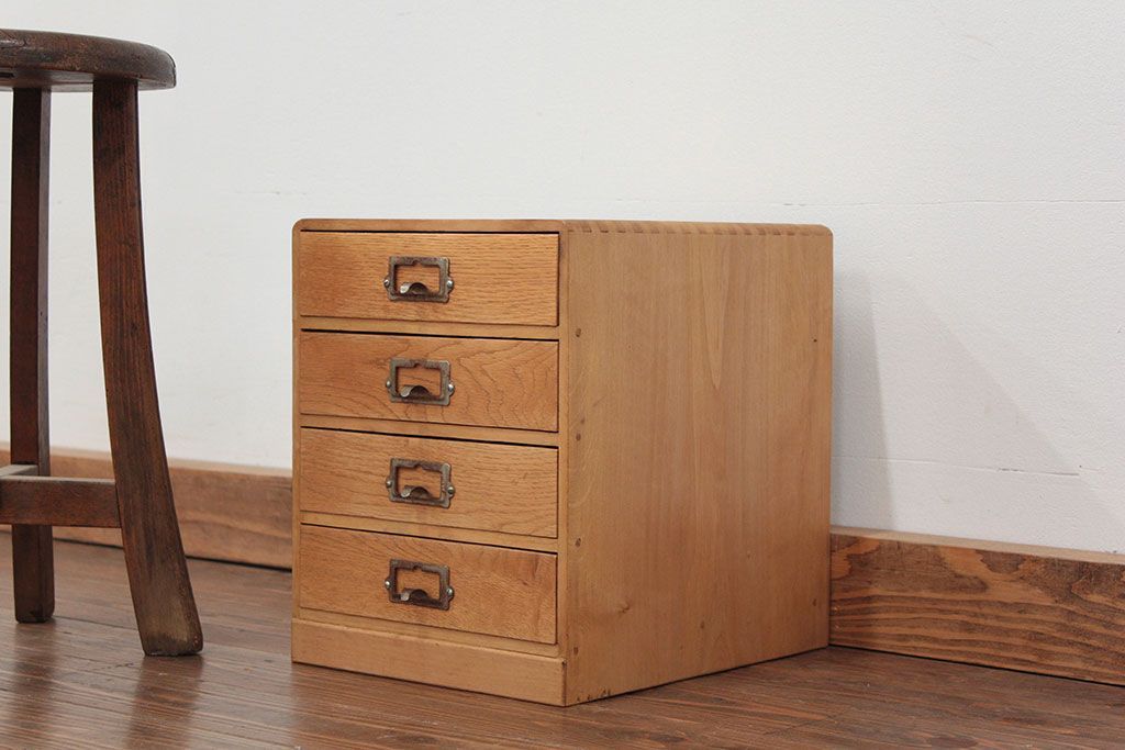 レトロ家具　アンティーク レトロなデザインのネームプレート取っ手の四段小引き出し