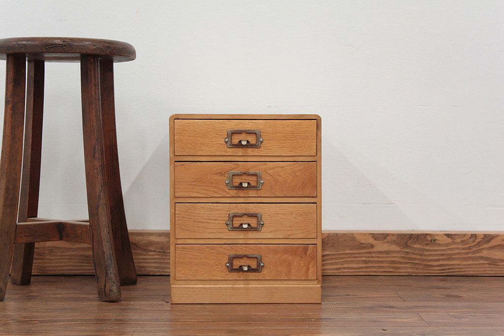 レトロ家具　アンティーク レトロなデザインのネームプレート取っ手の四段小引き出し