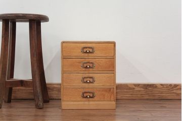レトロ家具　アンティーク レトロなデザインのネームプレート取っ手の四段小引き出し