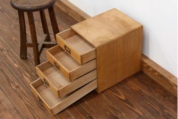 レトロ家具　アンティーク レトロなデザインのネームプレート取っ手の四段小引き出し
