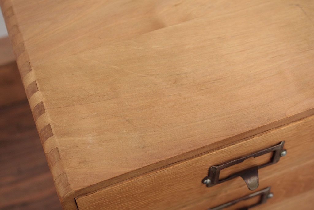 レトロ家具　アンティーク レトロなデザインのネームプレート取っ手の四段小引き出し