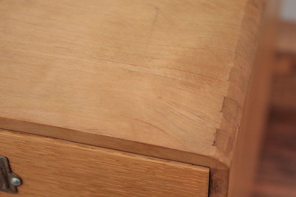 レトロ家具　アンティーク レトロなデザインのネームプレート取っ手の四段小引き出し