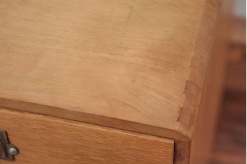 レトロ家具　アンティーク レトロなデザインのネームプレート取っ手の四段小引き出し