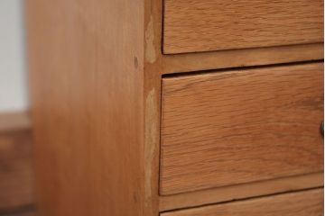 レトロ家具　アンティーク レトロなデザインのネームプレート取っ手の四段小引き出し