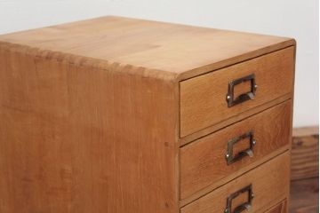 レトロ家具　アンティーク レトロなデザインのネームプレート取っ手の四段小引き出し
