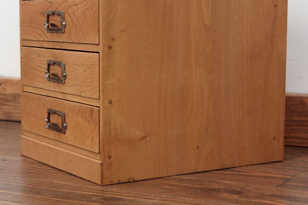 レトロ家具　アンティーク レトロなデザインのネームプレート取っ手の四段小引き出し