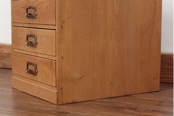 レトロ家具　アンティーク レトロなデザインのネームプレート取っ手の四段小引き出し