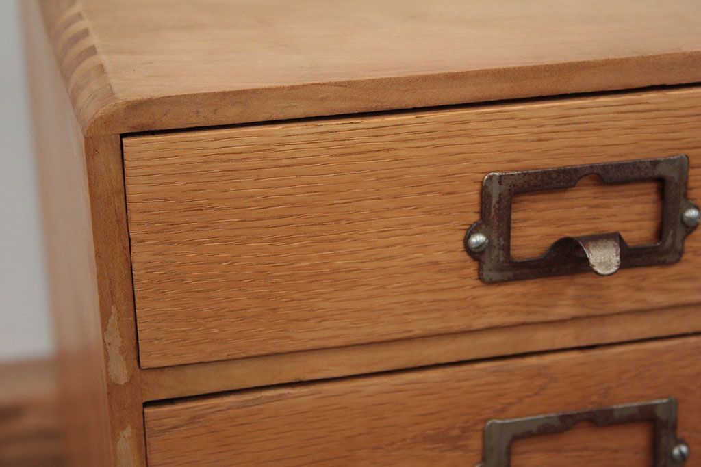レトロ家具　アンティーク レトロなデザインのネームプレート取っ手の四段小引き出し
