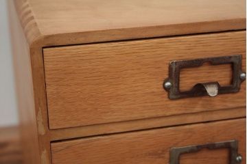 レトロ家具　アンティーク レトロなデザインのネームプレート取っ手の四段小引き出し
