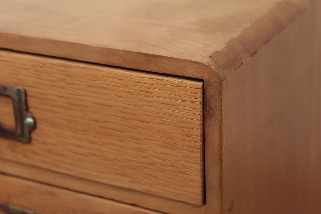 レトロ家具　アンティーク レトロなデザインのネームプレート取っ手の四段小引き出し